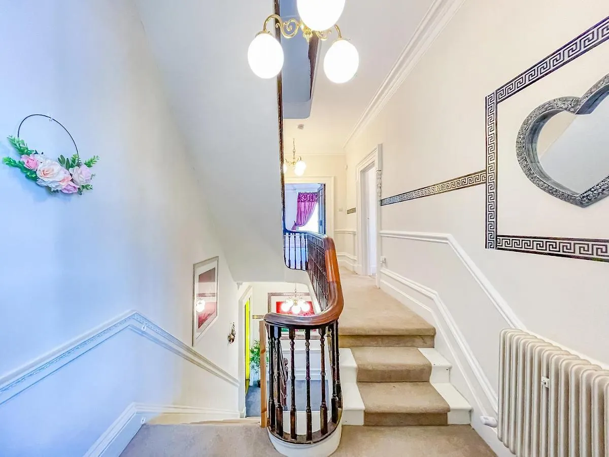 *Ra9Bc* For Your Most Relaxed & Cosy Stay + Free Parking + Free Fast Wifi * Leeds  Homestay